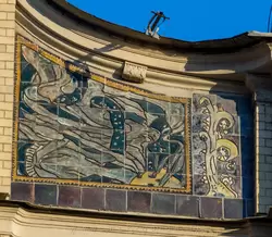 Малые майоликовые панно на фасаде гостиницы «Метрополь» в Москве