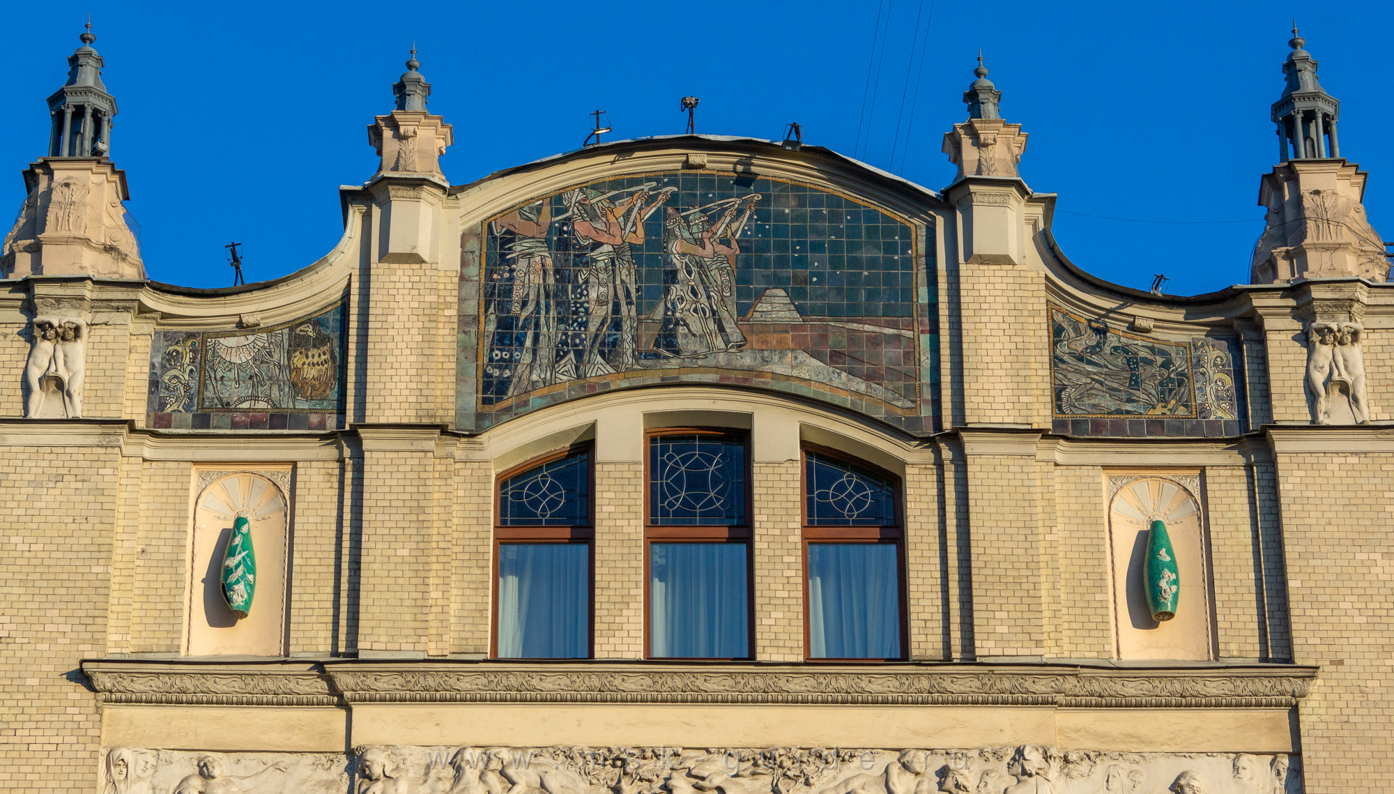 Майоликовые панно «Поклонение божеству» на фасаде гостиницы «Метрополь» в Москве Майоликовые панно «Поклонение божеству» на фасаде гостиницы «Метрополь» в Москве