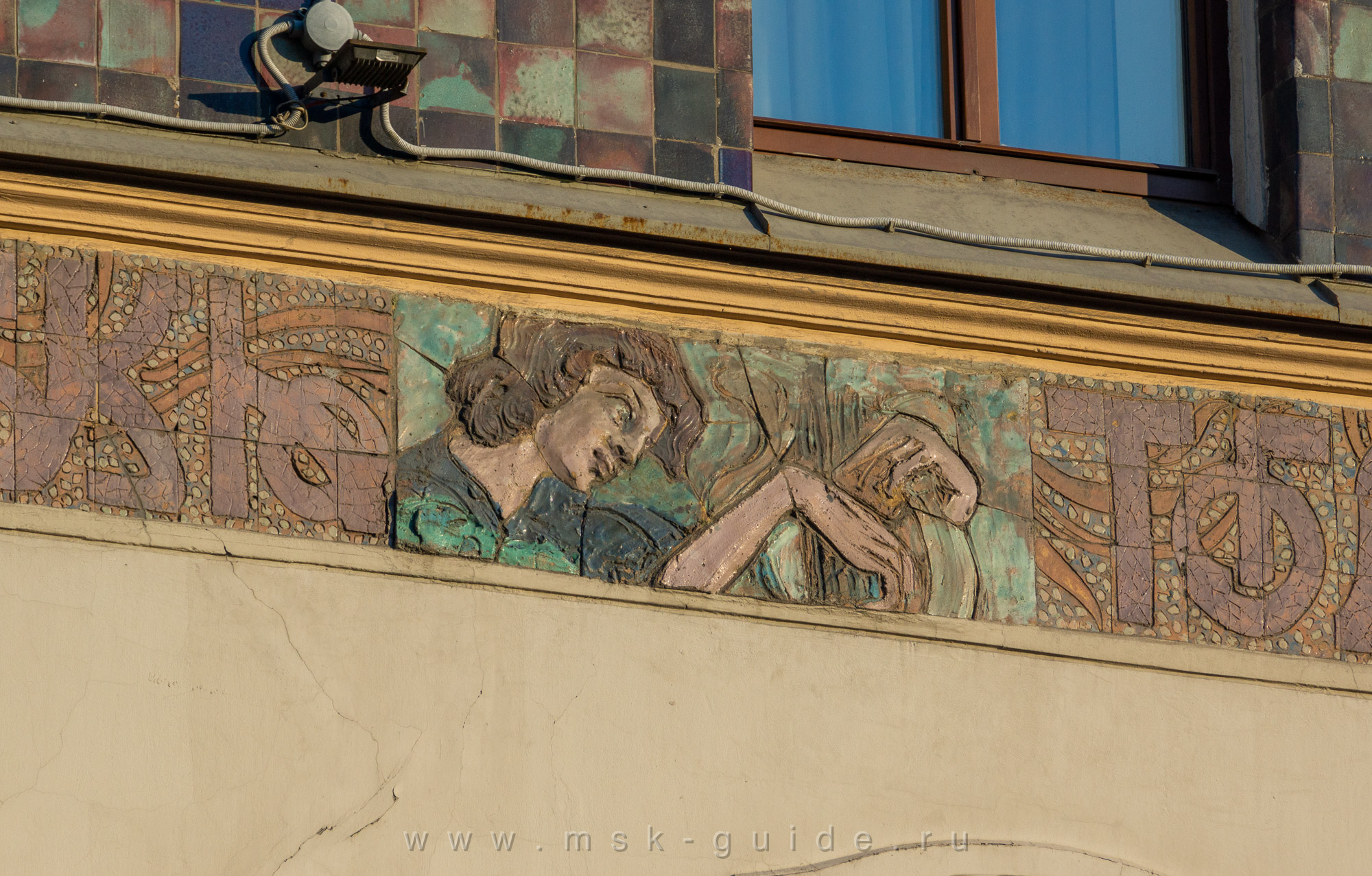 Малые майоликовые панно на фасаде на фасаде гостиницы «Метрополь» в Москве Малые майоликовые панно на фасаде на фасаде гостиницы «Метрополь» в Москве