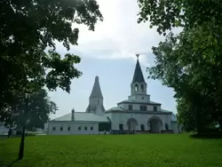 Передние ворота и Воскресенская церковь в парке Коломенское