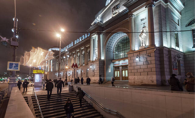 Киевский вокзал ночью и вход в метро