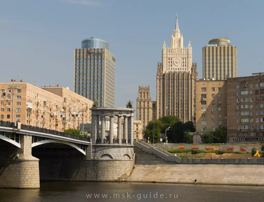 Бородинский мост и здание МИД в Москве Бородинский мост и здание МИД в Москве
