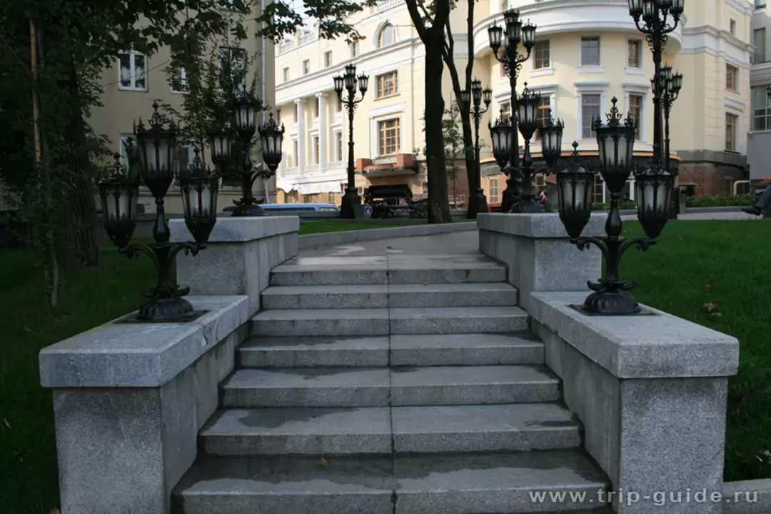 Цветочные газоны в центре Москвы Цветочные газоны в центре Москвы