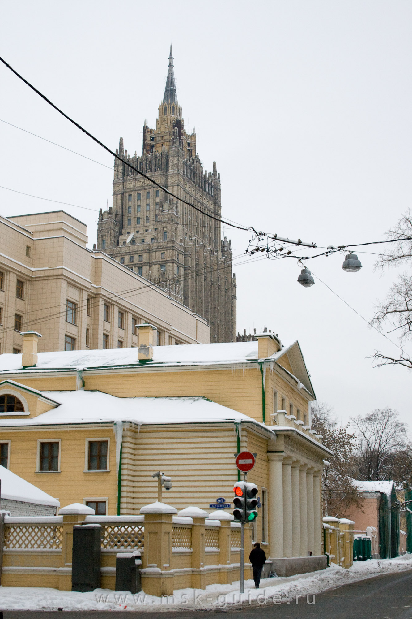 Деревянный дом начала XIX в. в Москве Деревянный дом начала XIX в. в Москве