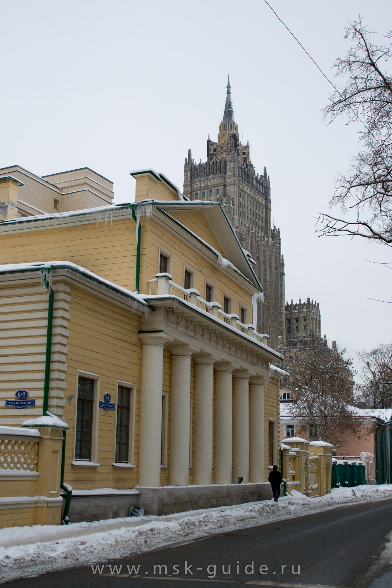 Деревянный дом начала XIX в. в Москве Деревянный дом начала XIX в. в Москве