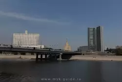 Новоарбатский мост, здание Правительства Москвы и здание Правительства России