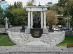 Памятник Александру II у храма Христа Спасителя