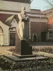 Памятник П.М. Третьякову у Третьяковской галереи