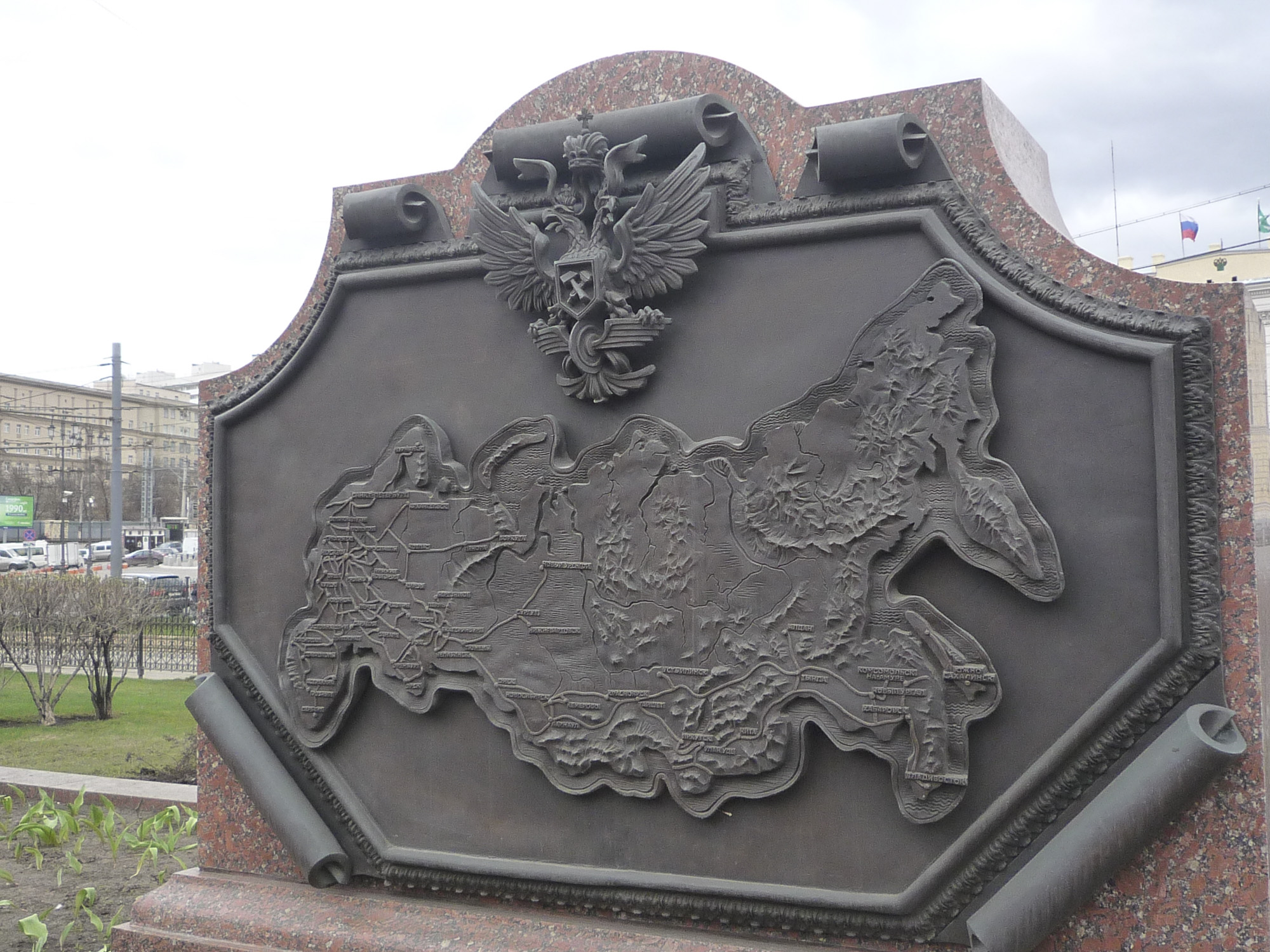 Памятник-схема главных железных дорог России на Комсомольской площади Памятник-схема главных железных дорог России на Комсомольской площади