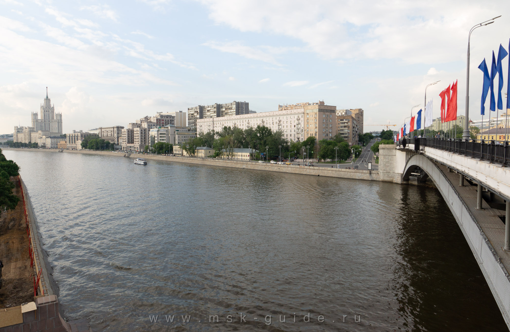 Вид на Гончарную набережную с Большого Краснохолмского моста Вид на Гончарную набережную с Большого Краснохолмского моста