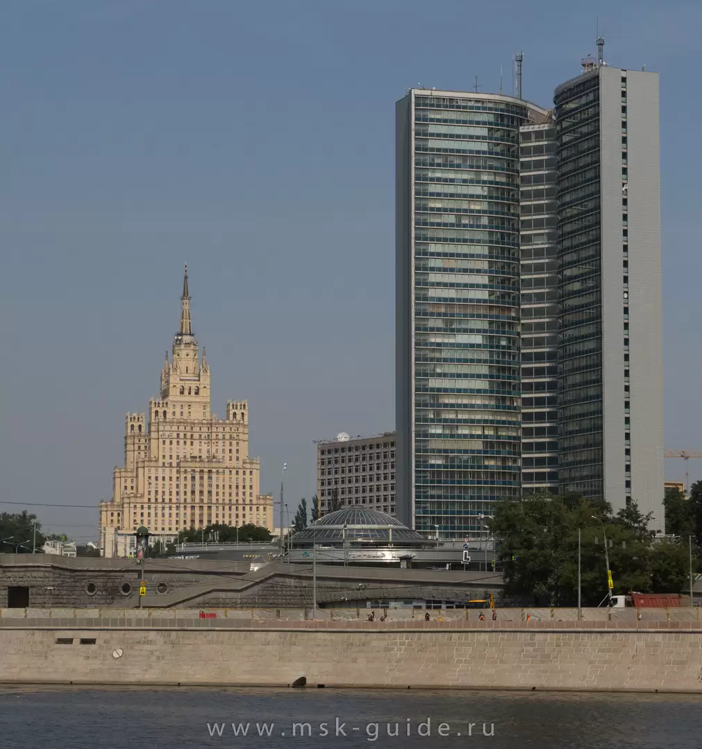Здание правительства Москвы и высотка на Кудринской площади на заднем плане Здание правительства Москвы и высотка на Кудринской площади на заднем плане