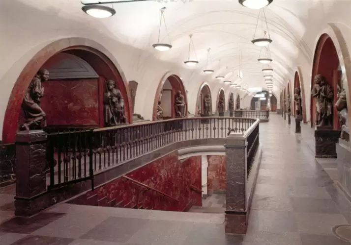 Станция метро «Площадь революции» Станция метро «Площадь революции»