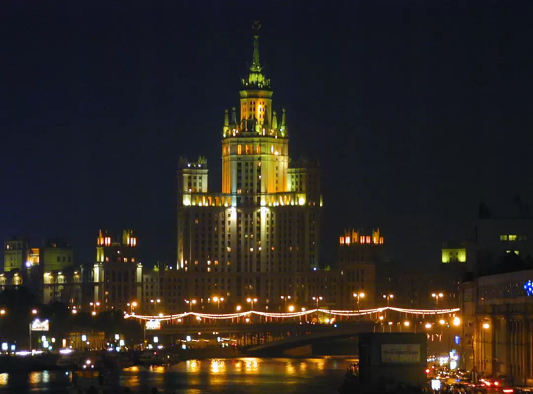 Высотное здание на набережной реки Москвы Высотное здание на набережной реки Москвы