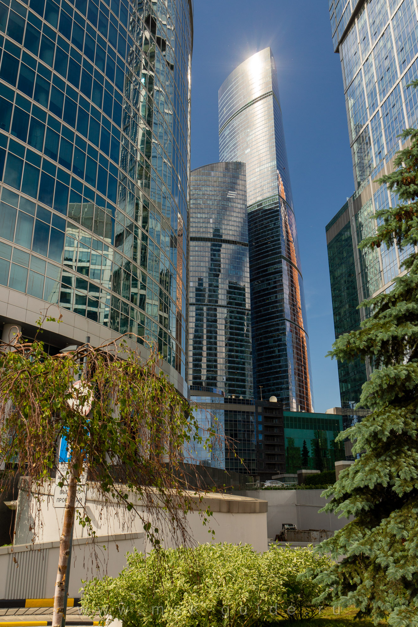 Башня «Федерация» (в центре) Башня «Федерация» (в центре)