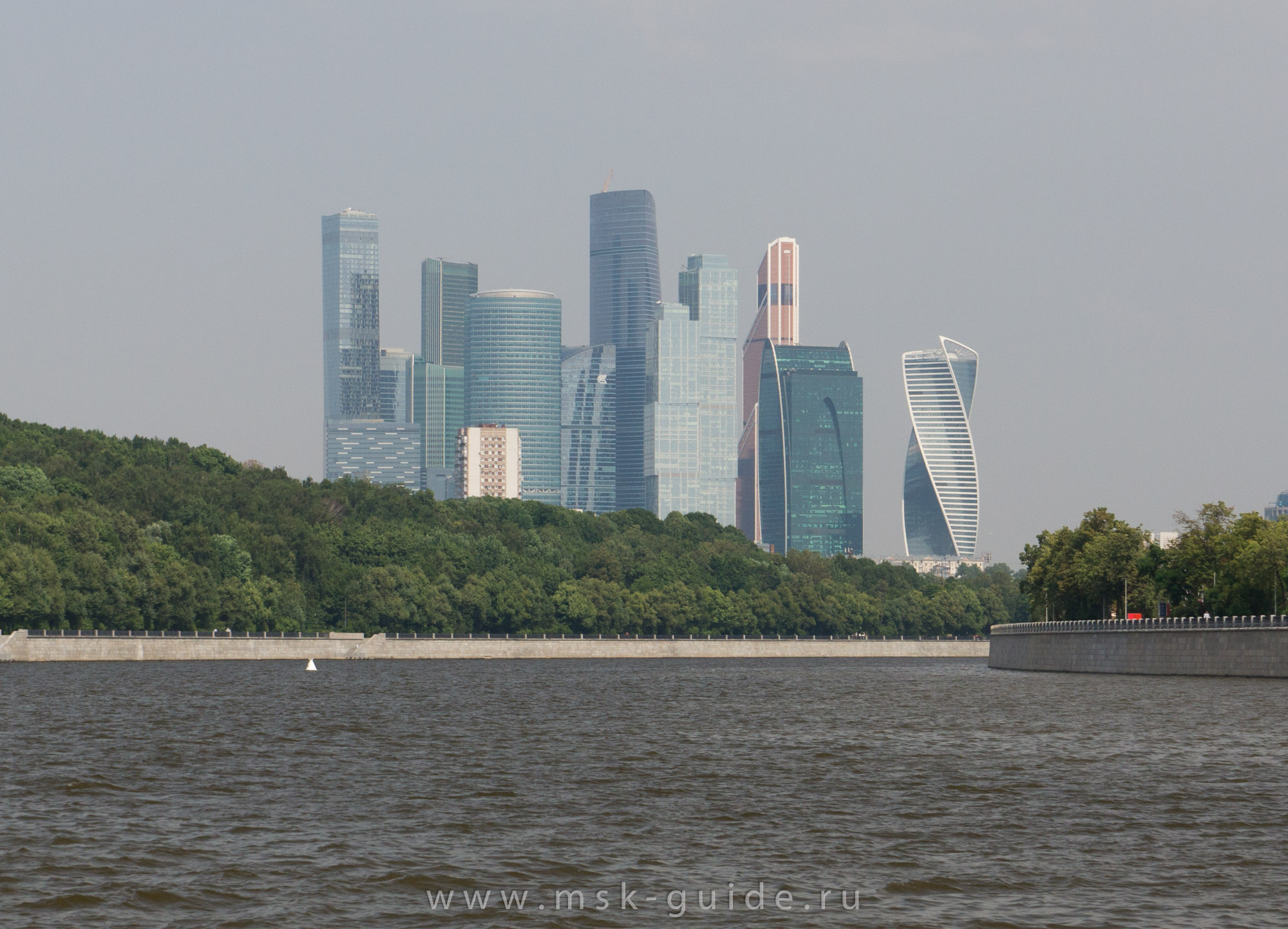 Фото Москва-Сити во время речной прогулки