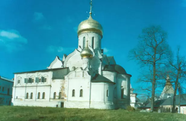 Звенигород. Собор Рождества Богородицы Саввина-Сторожевского монастыря. 1405 г. Звенигород. Собор Рождества Богородицы Саввина-Сторожевского монастыря. 1405 г.