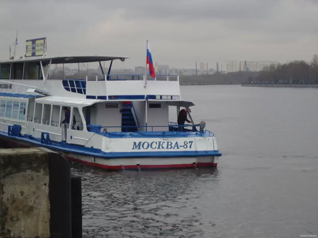 Прогулочный теплоход «Москва 87» у Южного речного вокзала