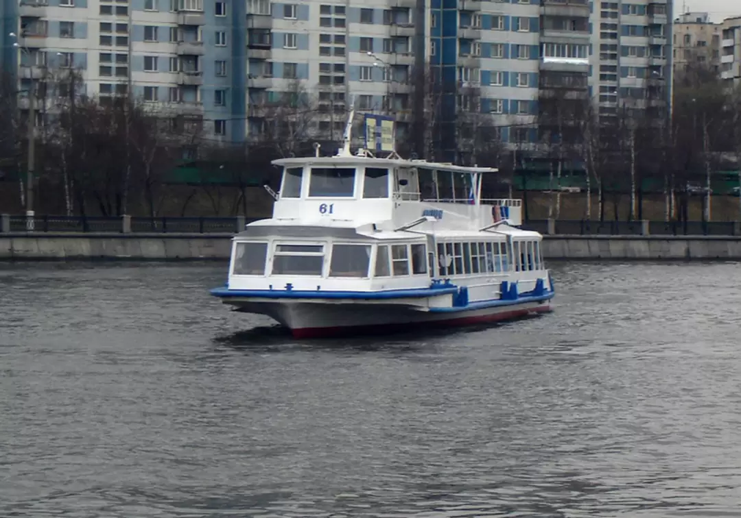 Прогулочный корабль на Москве-реке