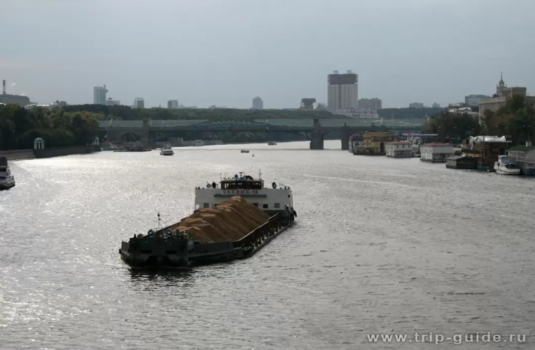 Теплоход с песком на Москве-реке