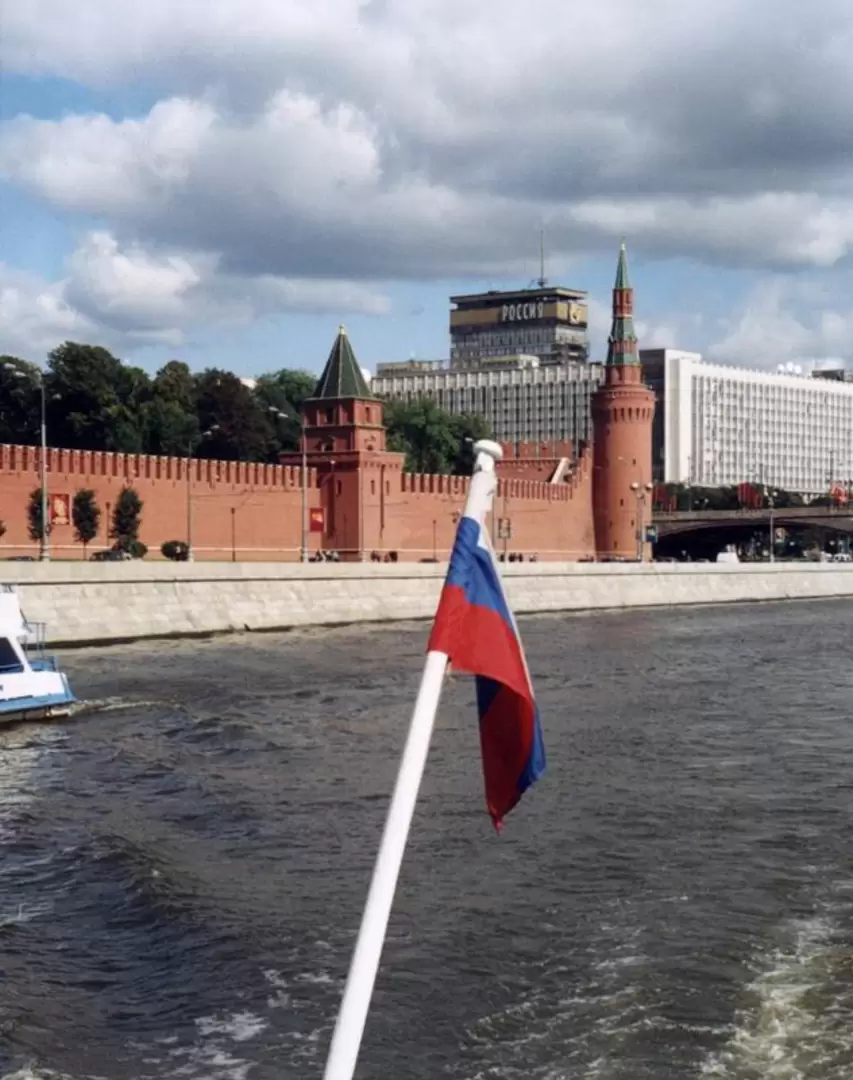 Петровская и Москворецкая башни кремля, гостиница «Россия»