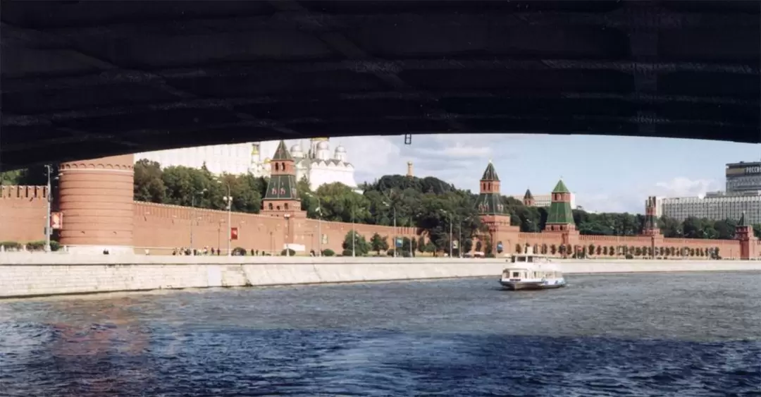 Под Большим Каменным мостом