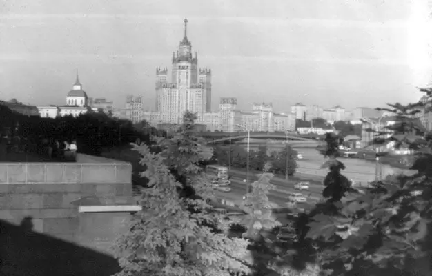 Высотный жилой дом на Котельнической набережной