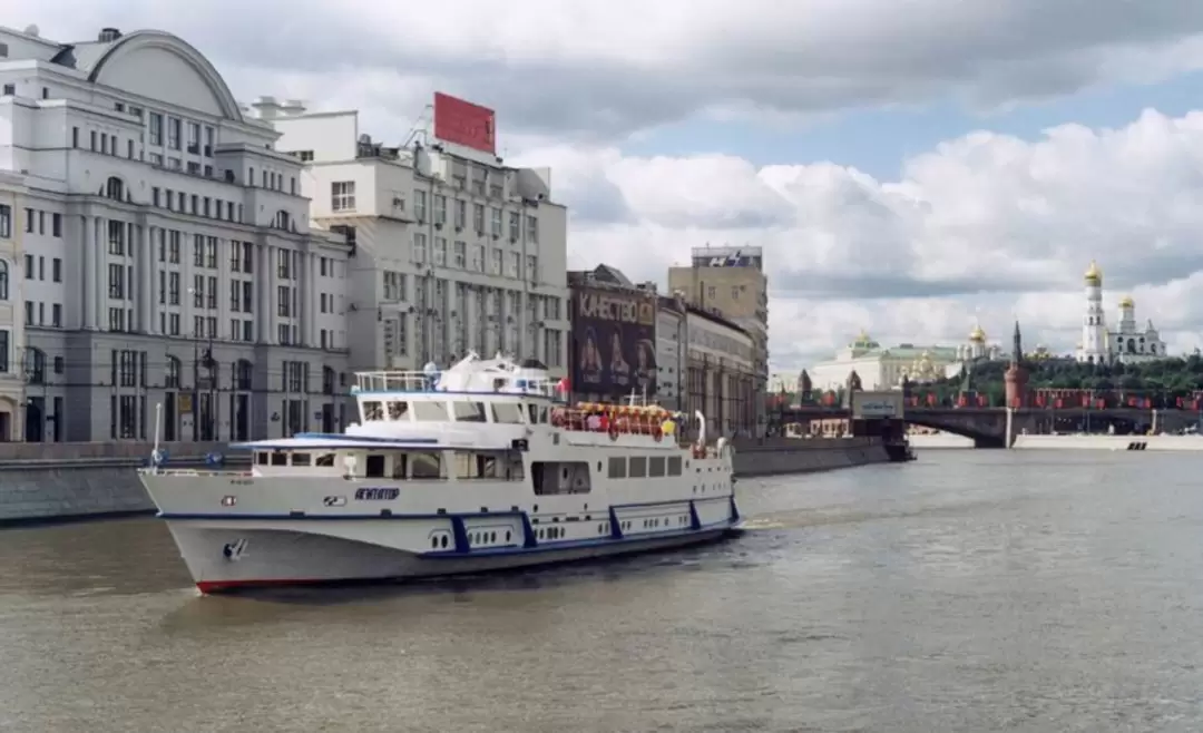 Теплоход на Москве-реке