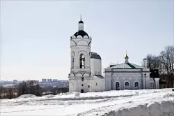 Храм-звонница Святого Георгия (слева) и трапезная (справа) в парке Коломенское