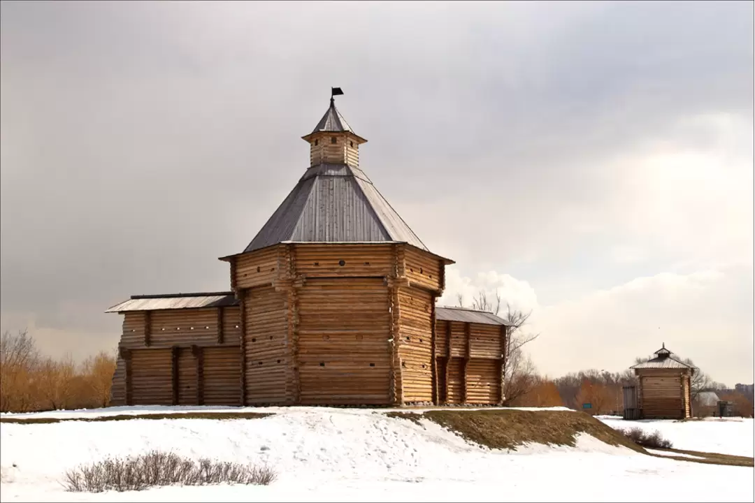 Моховая башня Сумского острога в музее деревянного зодчества в Коломенском Моховая башня Сумского острога в музее деревянного зодчества в Коломенском