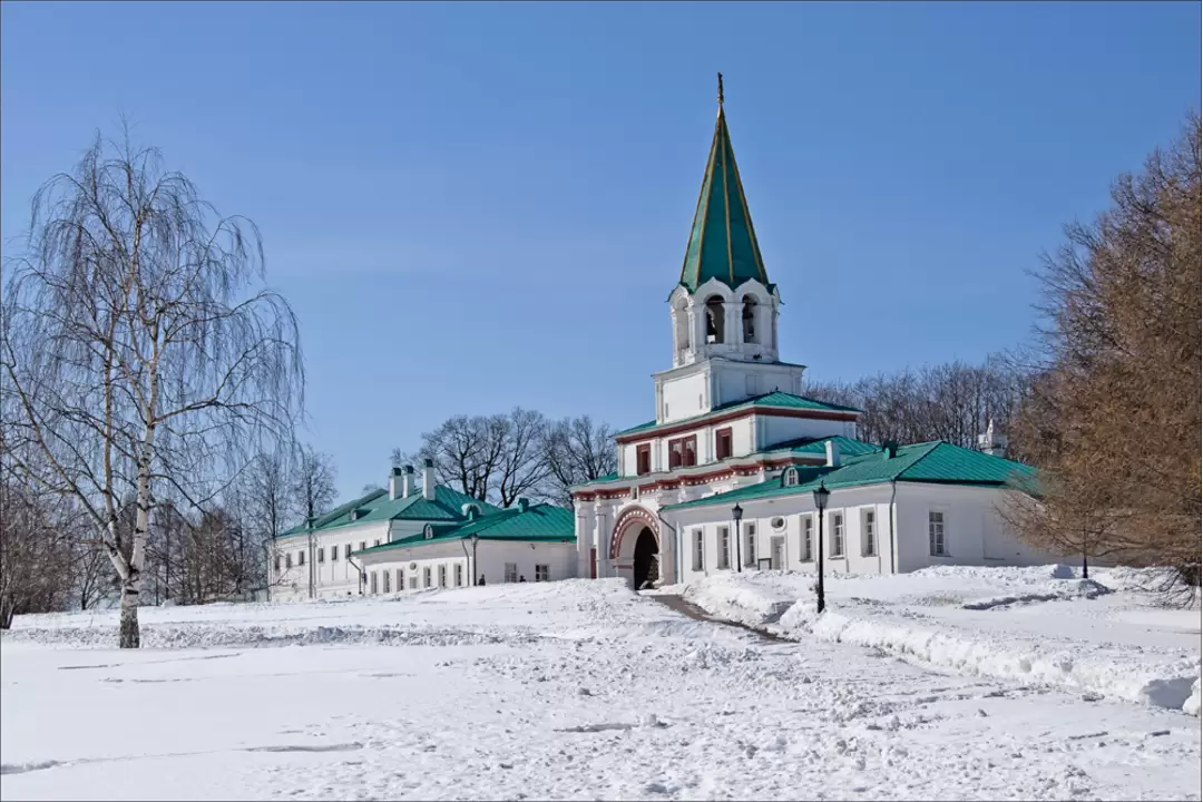 Передний въезд в Государев двор в парке Коломенское