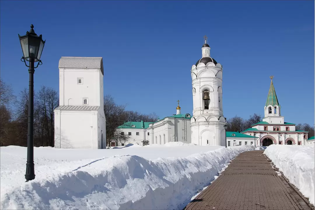 Водовзводная башня (справа) и храм-звонница Георгия Победоносца (справа)