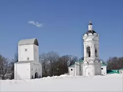Водовзводная башня (справа) и храм-звонница Георгия Победоносца (справа), парк Коломенское