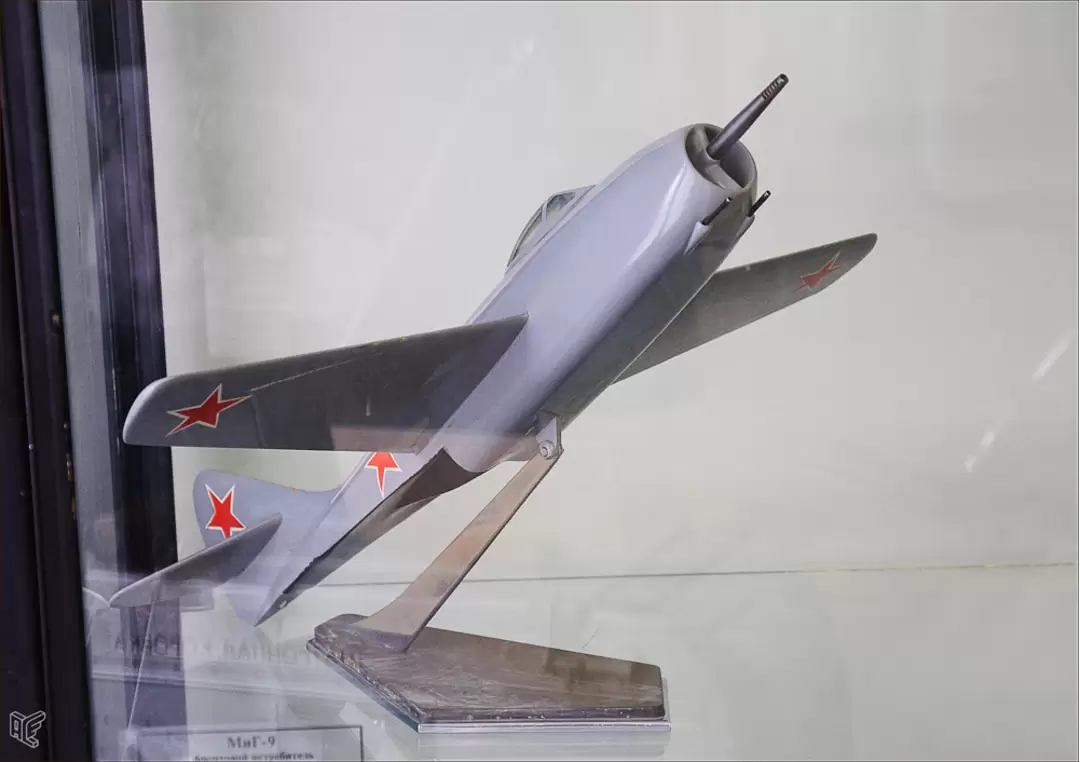 Центральный дом авиации и космонавтики, МиГ-9 Центральный дом авиации и космонавтики, МиГ-9