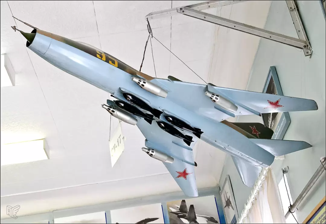 Центральный дом авиации и космонавтики, Су-17 Центральный дом авиации и космонавтики, Су-17