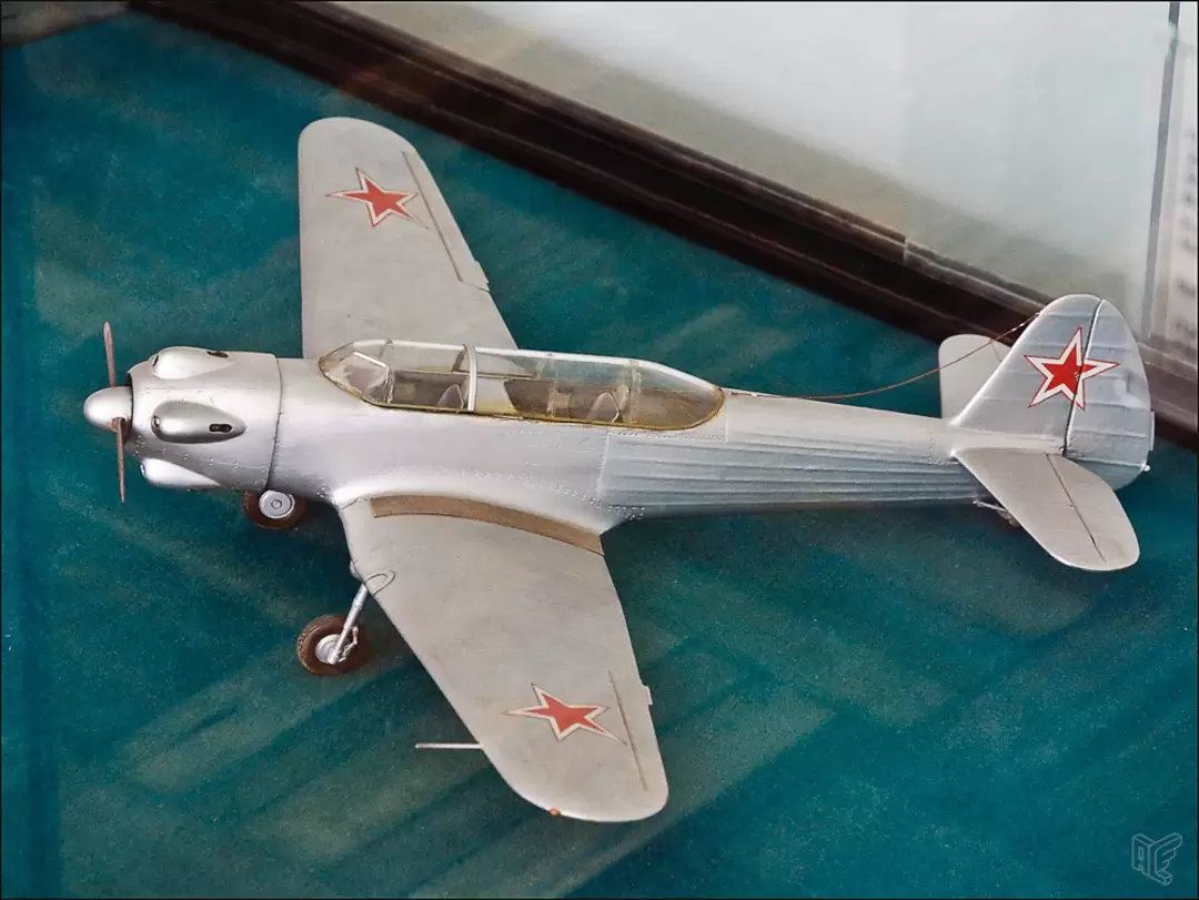 Центральный дом авиации и космонавтики, Як-18 Центральный дом авиации и космонавтики, Як-18