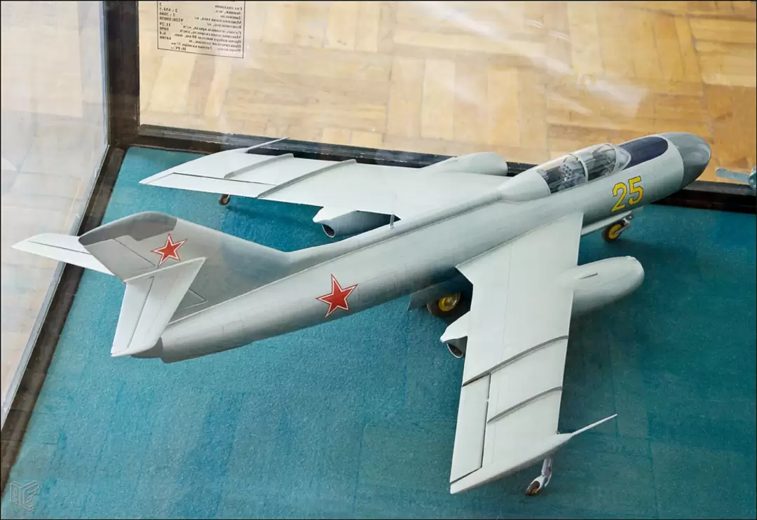 Центральный дом авиации и космонавтики, Як-25 Центральный дом авиации и космонавтики, Як-25