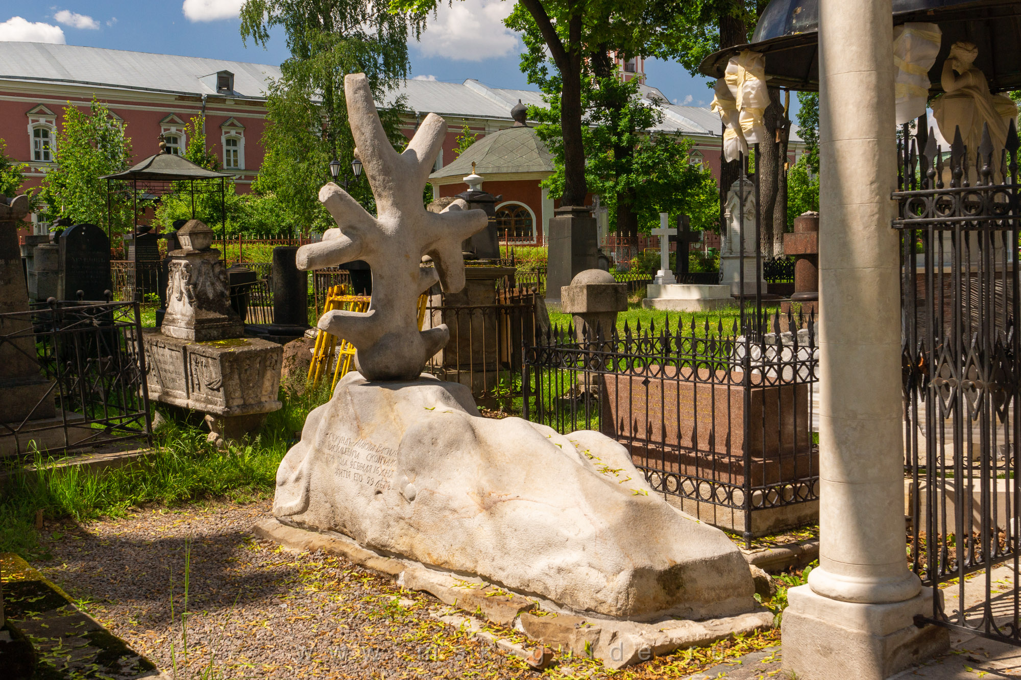 Мемориал братьев Баскаковых, представляет собой дерево с отрубленными ветвями, символизирует последнего представителя рода по мужской линии, после кончины которого родовая ветвь пресекалась
