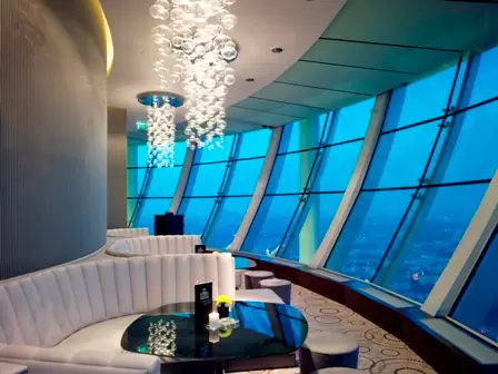 Бар «City Space Bar and Lounge» на 34 этаже отеля «Красные Холмы»