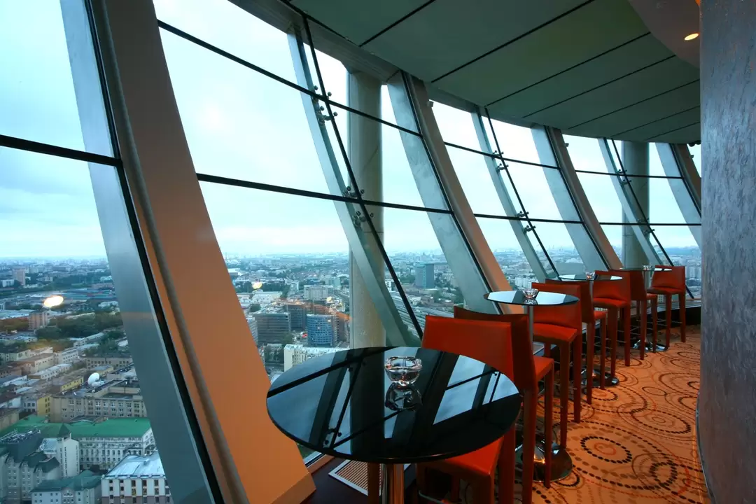 Бар «City Space Bar and Lounge» на 34 этаже отеля «Красные Холмы»