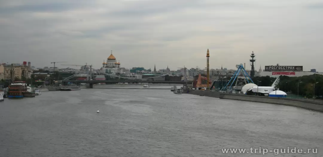 Москва-река в пасмурную погоду Москва-река в пасмурную погоду