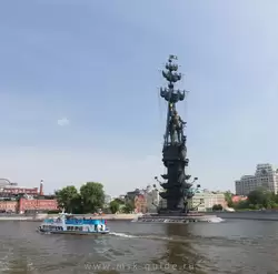 Памятник Петру I на Москве реке