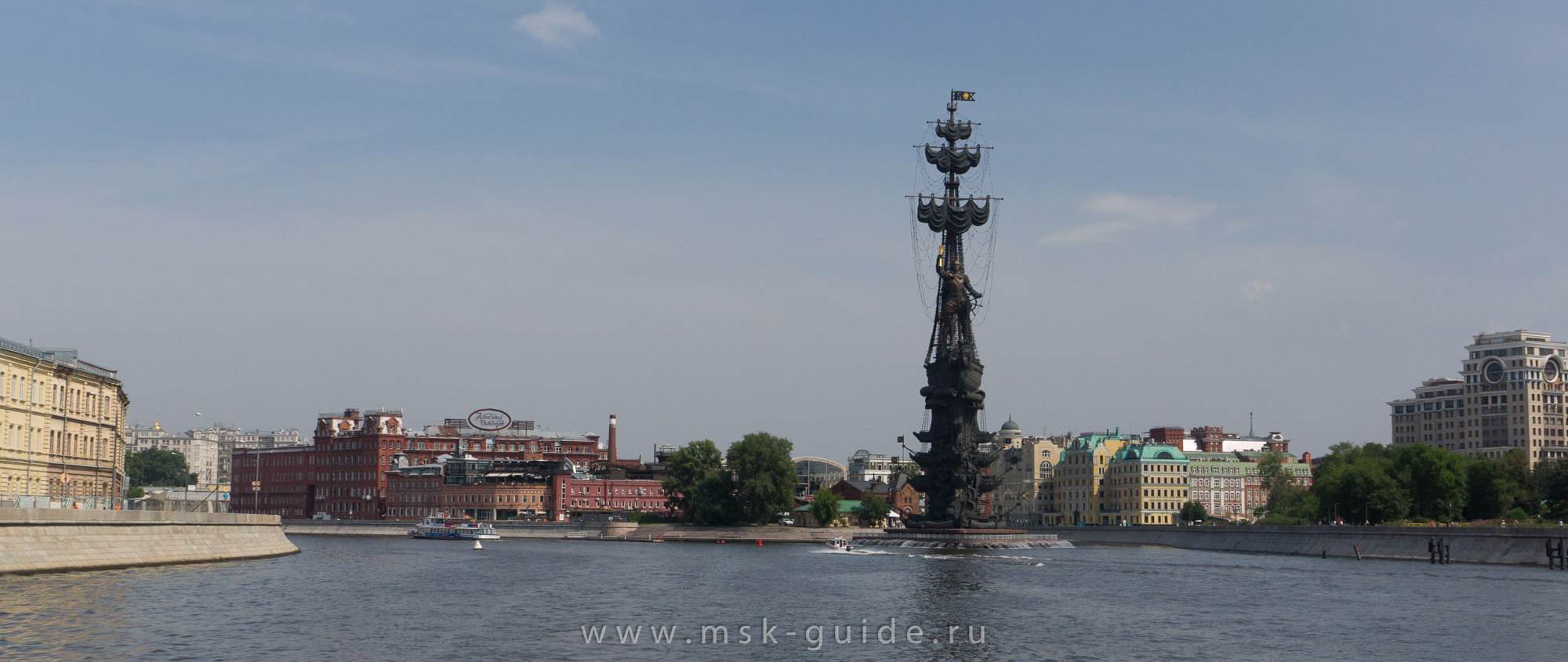 Памятник Петру I в Москве и панорама реки Москвы в районе «Красного Октября» Памятник Петру I в Москве и панорама реки Москвы в районе «Красного Октября»