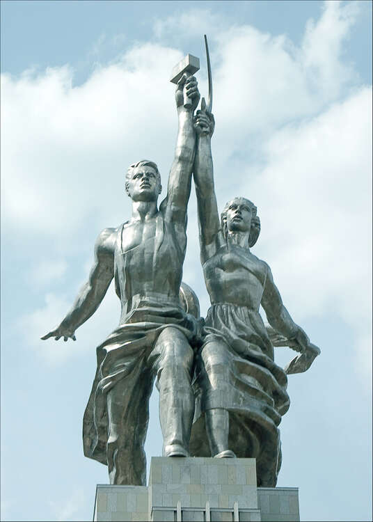 Скульптура «Рабочий и колхозница» в Москве