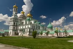 Воскресенский собор и Константино-Еленинская церковь в Новоиерусалимском монастыре