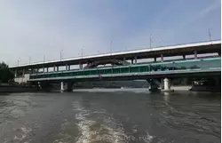 Мост «Лужники» и одновременно станция метро «Воробьевы горы»