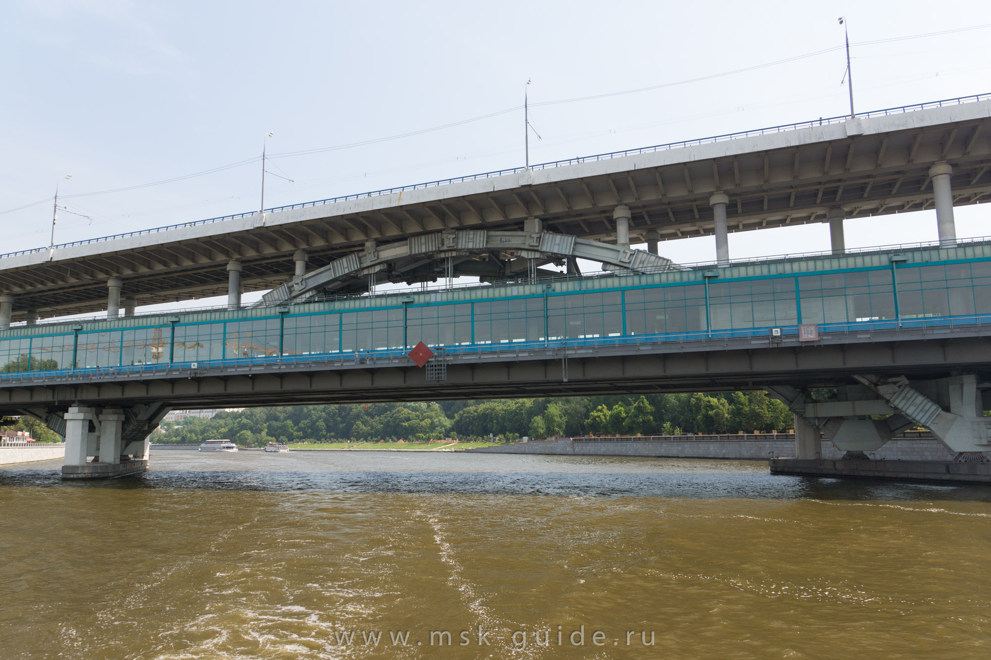 Мост и станция метро «Лужники» («Лужнецкий мост») Мост и станция метро «Лужники» («Лужнецкий мост»)