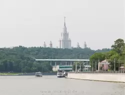 Вид на здание МГУ и метромост Лужники с Москвы-реки