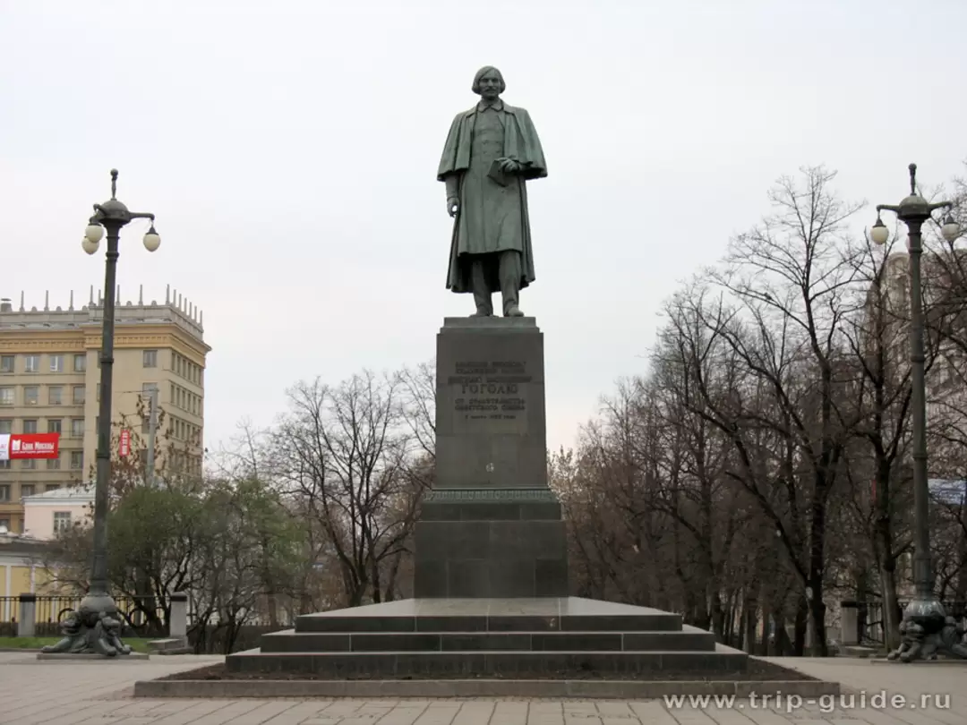 Памятник Н.В. Гоголю на Гоголевском бульваре Памятник Н.В. Гоголю на Гоголевском бульваре