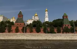 Тайницкая (слева) и Первая Безымянная (справа) башни, между ними - колокольня Иван Великий и Архангельский собор