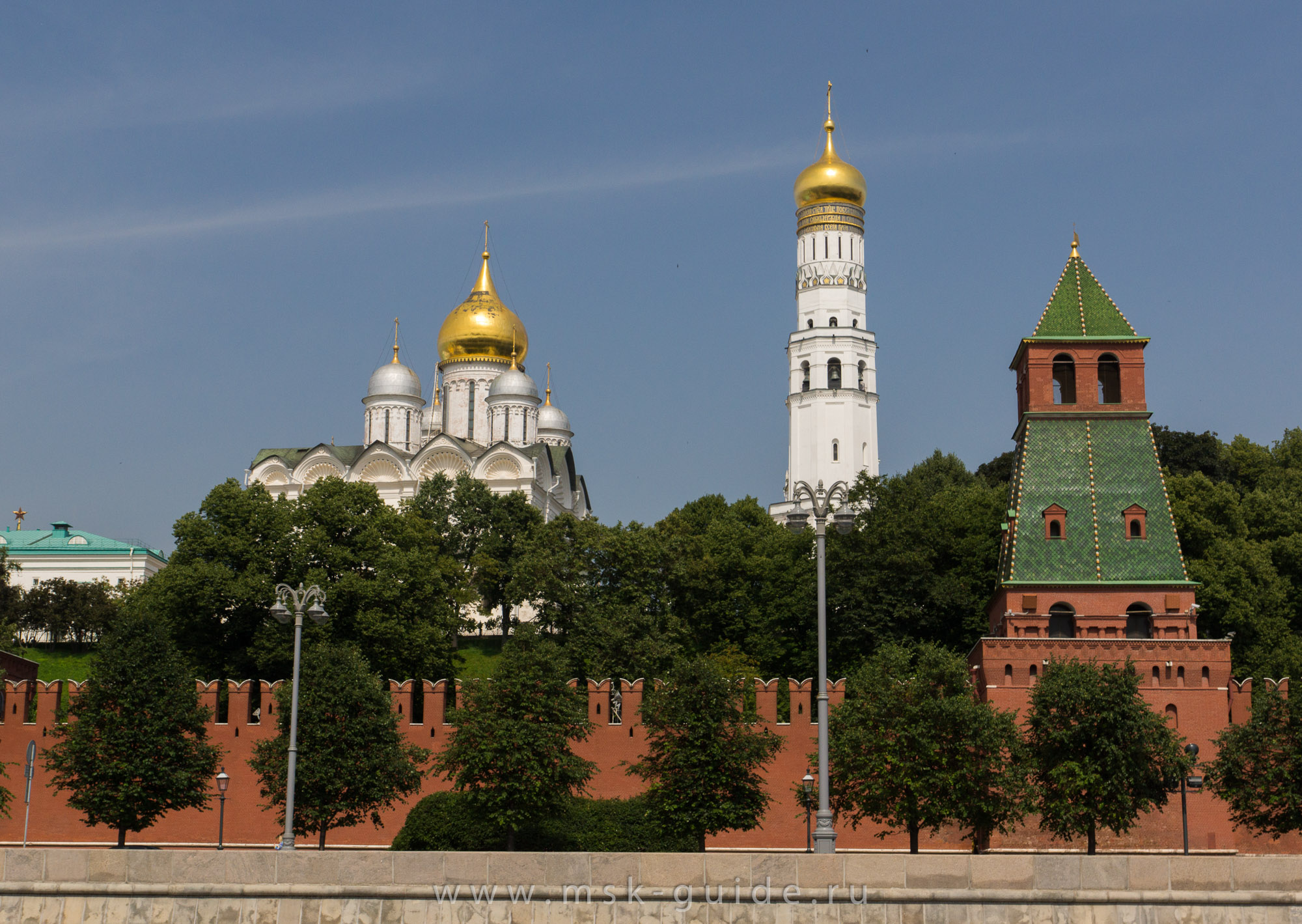 Первая Безымянная башня, колокольня Иван Великий и Архангельский собор Первая Безымянная башня, колокольня Иван Великий и Архангельский собор